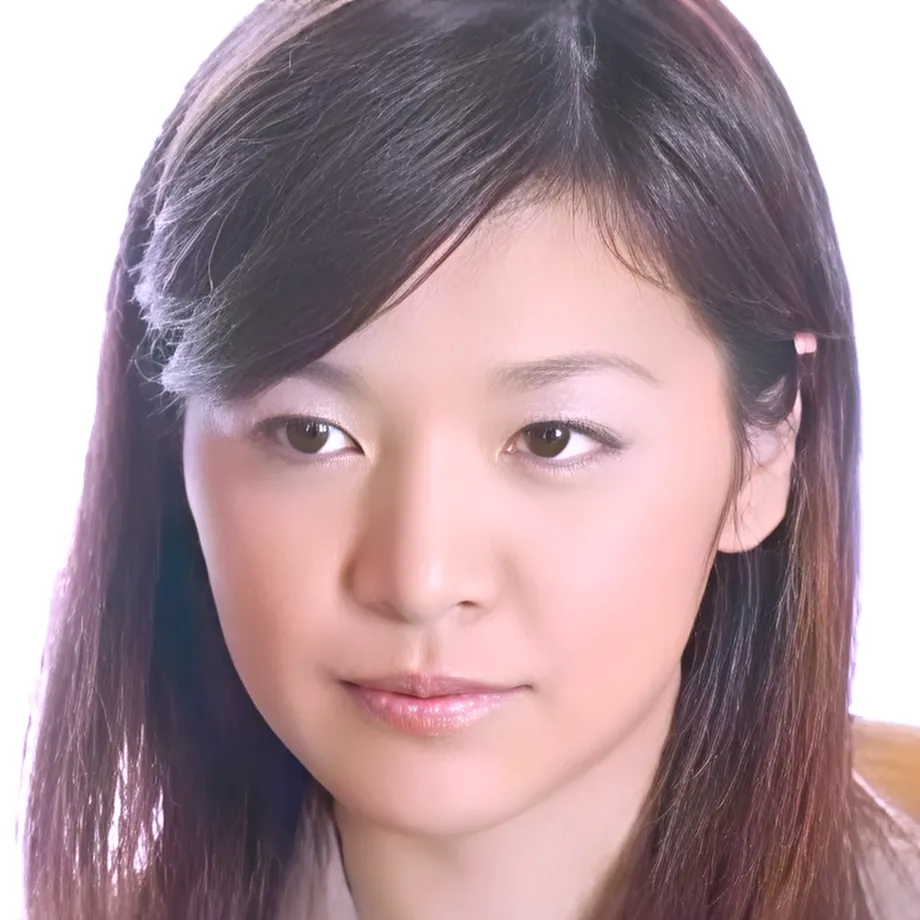 ピンク色のヘアピンで髪を留めた、黒髪ロングヘアーの女性、香山聖さんが、穏やかな表情で少し横を向いている。