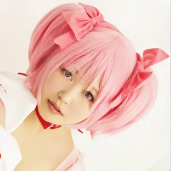 「魔法少女まどか☆マギカ」の鹿目まどかのコスプレをしたピンク髪の女性、まゆさん