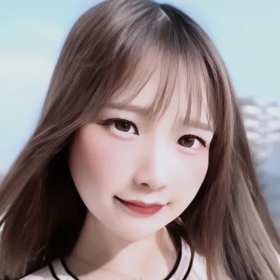 屋外で、風に髪をなびかせながら、穏やかに微笑んでいる茶髪の女性、ナルミさん。