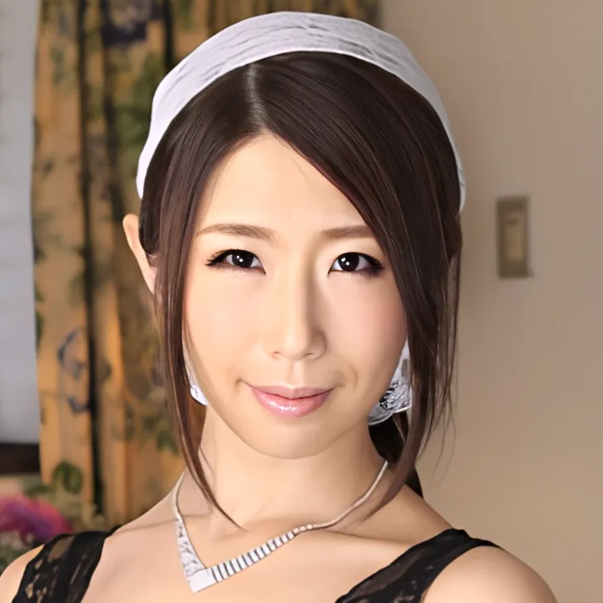 白いカチューシャをつけたメイド風の衣装の女性、篠田あゆみさんのポートレート