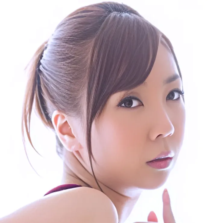 髪をポニーテールにし、真剣な表情でこちらを振り返っている女性、吉田美緒さん。